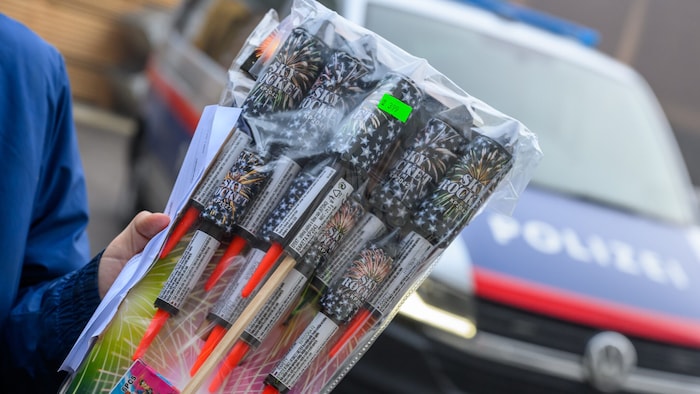 Die mitgeführte Pyrotechnik wird darauf kontrolliert, ob der Besitzer dafür eine Berechtigung ...