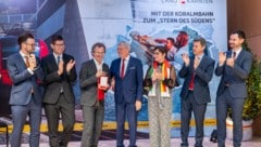 Die gesamte Kärntner Landesregierung ehrte „Mr. Koralmbahn“ Klaus Schneider.