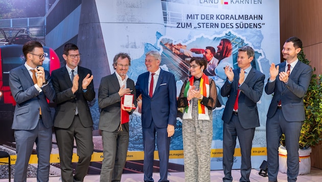 Die gesamte Kärntner Landesregierung ehrte „Mr. Koralmbahn“ Klaus Schneider.