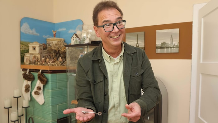 Smetanig zeigt einen Trick vor, bei dem sich der Türschlüssel in seiner Hand auf magische Weise ...