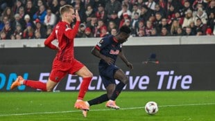 Lienhart (li.) im Duell mit Baidoo.