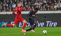 Lienhart (li.) im Duell mit Baidoo.