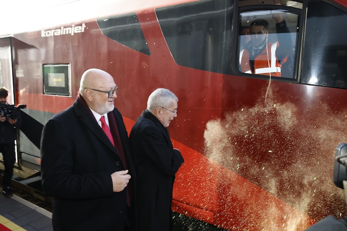 Bundespräsident Van der Bellen taufte mit ÖBB-Chef Matthä den Sonderzug.