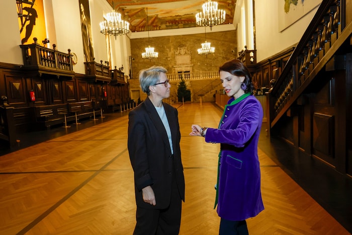 Landeshauptfrau Karoline Edtstadler (ÖVP, re.) besprach die neuen Sparpläne im Kuratorium unter ...