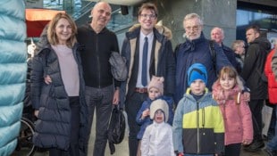 Diana und Goran Radmanovic, Wolfgang Emmer mit seinen Kindern Kaila, Alwin und Noelle und Ernst ...