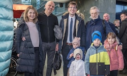 Diana und Goran Radmanovic, Wolfgang Emmer mit seinen Kindern Kaila, Alwin und Noelle und Ernst ...