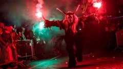 Immer wieder gibt es bei Krampusläufen Zwischenfälle und sogar Verletzungen mit Bengalos und ...