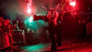 Immer wieder gibt es bei Krampusläufen Zwischenfälle und sogar Verletzungen mit Bengalos und ...