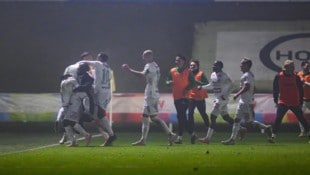 Im Welser Nebel wurde Amine Bouchenna nach seinem Goldtor von seinen Teamkollegen gefeiert.