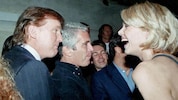 Dieses undatierte Foto aus der persönlichen Sammlung von Jeffrey Epstein zeigt Trump (links), ...