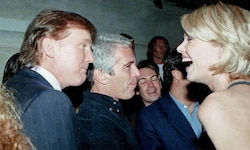 US-Präsident Donald Trump und Jeffrey Epstein im Gespräch mit einer Frau