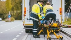 Wegen der Notlandung war die üblicherweise viel befahrene Straße zeitweise in beiden Richtungen ...