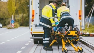 Wegen der Notlandung war die üblicherweise viel befahrene Straße zeitweise in beiden Richtungen ...