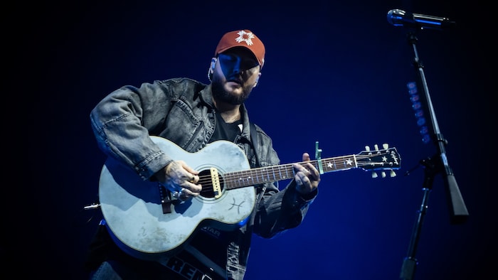 Ein Mann, seine Gitarre und ein zeitloses Working-Class-Hero-Outfit: Der Brite James Arthur in ...
