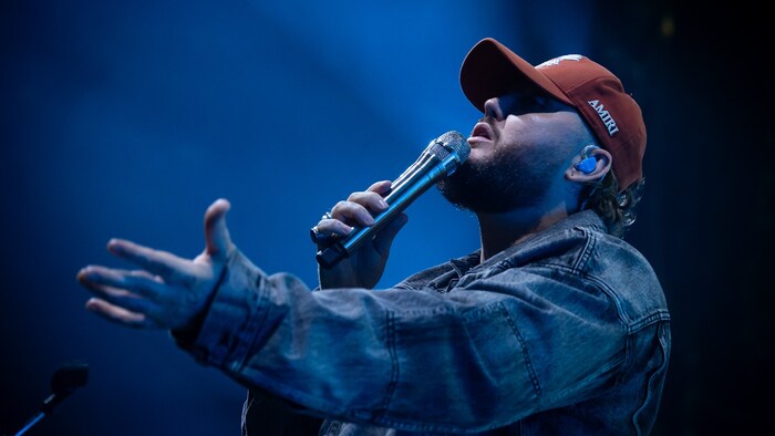 Gegen Ende hhin werden auch Jesus und das Universum beschworen.