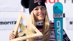 Hier hat Lindsey Vonn ihre Trophäe noch selbst in der Hand. 