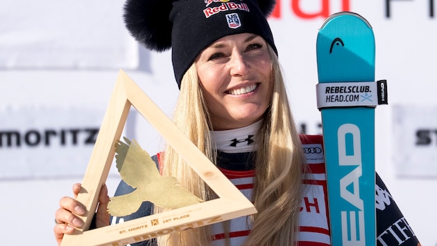 Hier hat Lindsey Vonn ihre Trophäe noch selbst in der Hand.