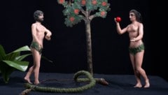 Adam und Eva in ungewöhnlichem Krippenspiel.