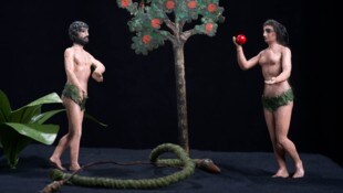 Adam und Eva in ungewöhnlichem Krippenspiel.
