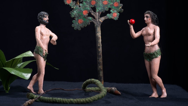 Adam und Eva in ungewöhnlichem Krippenspiel.