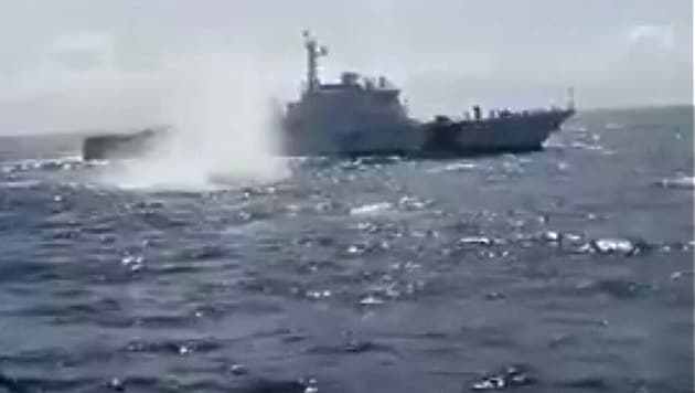 Diese Aufnahme der philippinischen Küstenwache zeigt, wie ein chinesisches Küstenwachenschiff ...