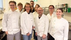 Das Team der Neos in der Küche der Emmausgemeinschaft.