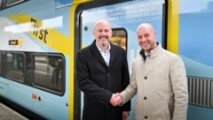 Westbahn-Geschäftsführer Thomas Posch (li.) mit dem Linzer Mobilitätsreferent, VP-Stadtvize ...