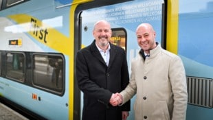 Westbahn-Geschäftsführer Thomas Posch (li.) mit dem Linzer Mobilitätsreferent, VP-Stadtvize ...