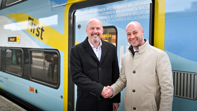 Westbahn-Geschäftsführer Thomas Posch (li.) mit dem Linzer Mobilitätsreferent, VP-Stadtvize ...
