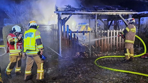 Die Feuerwehr vor Ort: Die Hütte brannte komplett nieder.