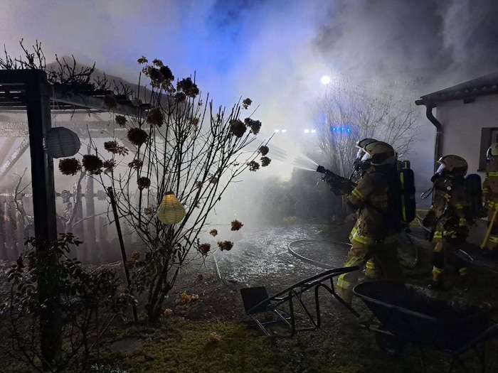 Nächtlicher Einsatz: 34 Einsatzkräfte der Feuerwehr bekämpften den Brand.