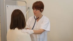 Marie Neubauer behandelt Patienten ohne Versicherung und Obdachlose. Schon ab 6.30 Uhr stehen ...