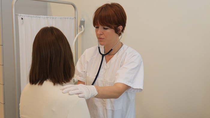 Dr. Marie Neubauer bei ihrer wichtigen Arbeit