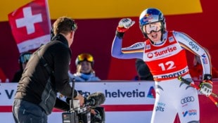 Im Ziel jubelte Emma Aicher nach ihrer Fahrt – immerhin hatte sie gerade Lindsey Vonn ...