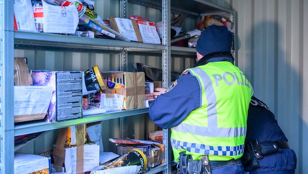 Bei den Schwerpunktkontrollen der Polizei sichergestellte Pyrotechnik und Sprengkörper.