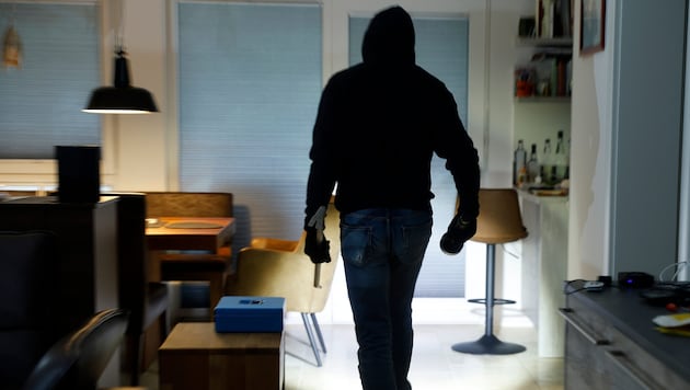 Ein Einbrecher in Wien-Favoriten durchsuchte eine Wohnung ganz genau.