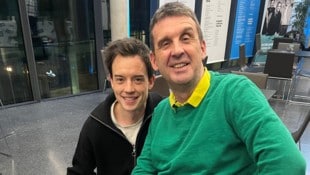 Beste Freunde: „Wecker“-Star Philipp Hansa mit seinem Cousin Thomas.