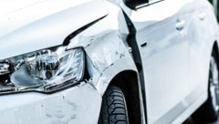 Der Mann soll scheinbar ohne erkennbaren Grund auf geparkte Autos eingeschlagen haben ...