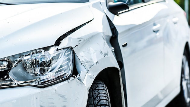 Der Mann soll scheinbar ohne erkennbaren Grund auf geparkte Autos eingeschlagen haben ...