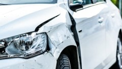 Der Mann soll scheinbar ohne erkennbaren Grund auf geparkte Autos eingeschlagen haben ...