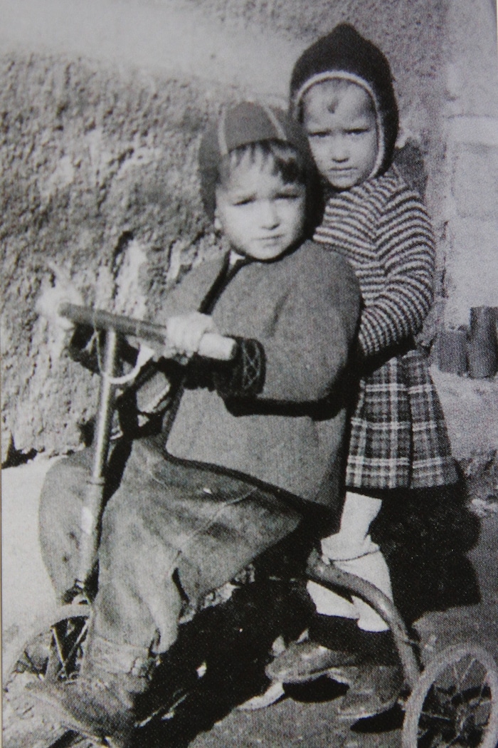 Das Buch wirft Blicke in die Vergangenheit