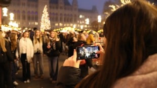 Martin A. Jöchl Erst vergangene Woche musste der Christkindlmarkt am Rathausplatz von der Polizei kurzfristig ...
