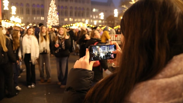 Erst vergangene Woche musste der Christkindlmarkt am Rathausplatz von der Polizei kurzfristig ...