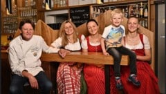 Christian, Marlies, Sabrina, Raphael und Stefanie Lackner (von links) in ihrer „Dorfstub’m“.