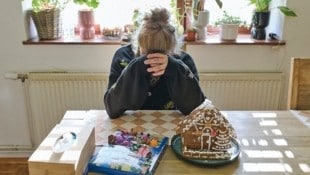 Heinz Stephan Tesarek Sandra W. in der Küche jenes alten Bauernhofs, in dem sie bis vor Kurzem mit Clemens T. gelebt ...