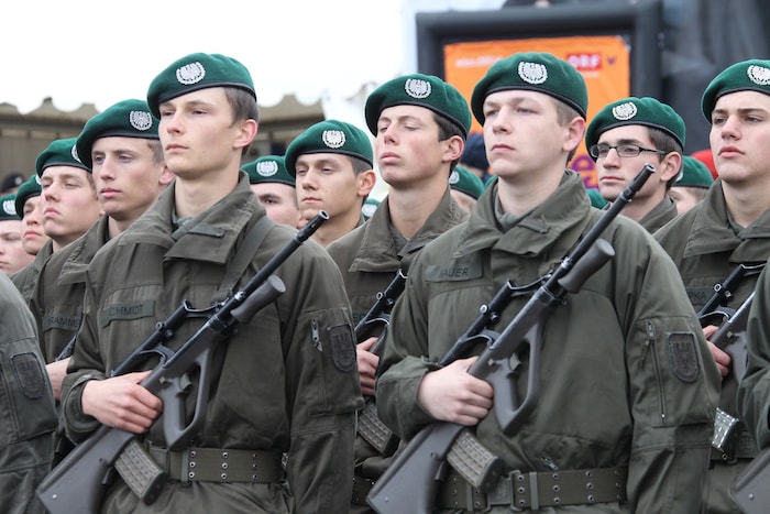 Eltern von wehrpflichtigen Söhnen sind besonders alarmiert.