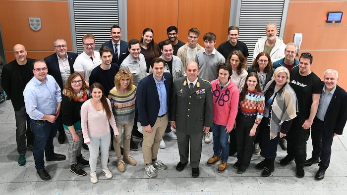 Militärkommandant Georg Härtinger beim Treffen mit Mitgliedern des NÖ Jugendrates