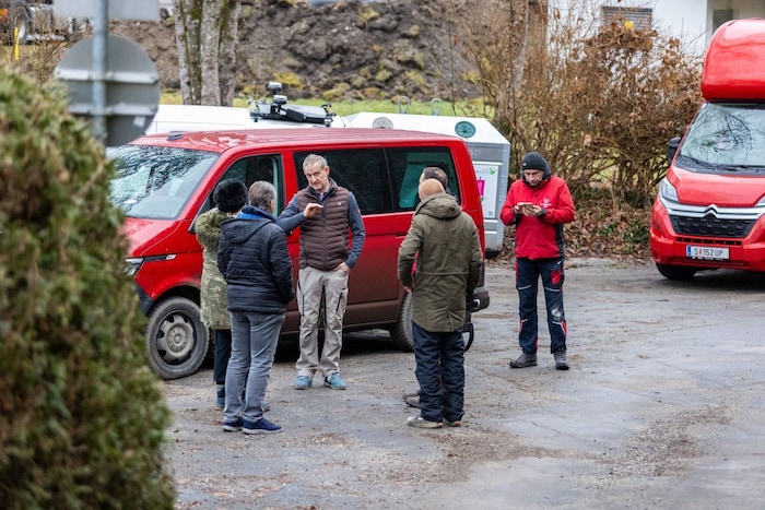 Teambesprechung für die Rettung des Hirschrudels