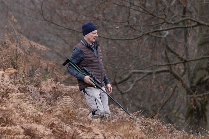 Tierarzt Roland Mertlitsch mit Narkosegewehr