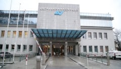 Wer die Notaufnahme des Salzburger Unfallkrankenhauses kennt, kennt auch die Zierfische im ...